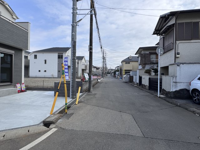 松戸市六高台３丁目新築戸建【六実第三小学校：2分】の前面道路含む現地写真|南側前面道路・幅員約6ｍ
