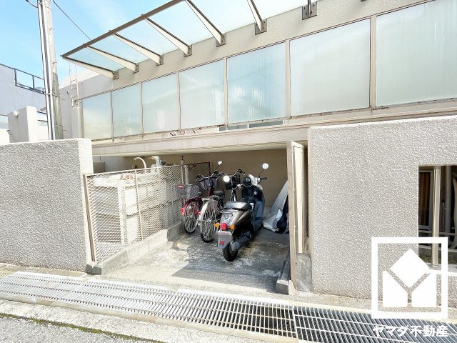 イスズハイツベル夙川公園の駐輪場|駐輪場を備えています。自転車やバイクを利用される方にも便利な共用設備です。