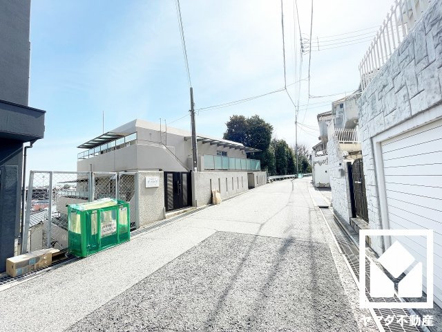 イスズハイツベル夙川公園の周辺|緑豊かな「夙川」まで徒歩1分（約30m）。川沿いには遊歩道が整備されており、お散歩やジョギングなどの運動も楽しめます。四季折々の緑を身近に感じながら、心身ともにリフレッシュできる健康的な住環境です。