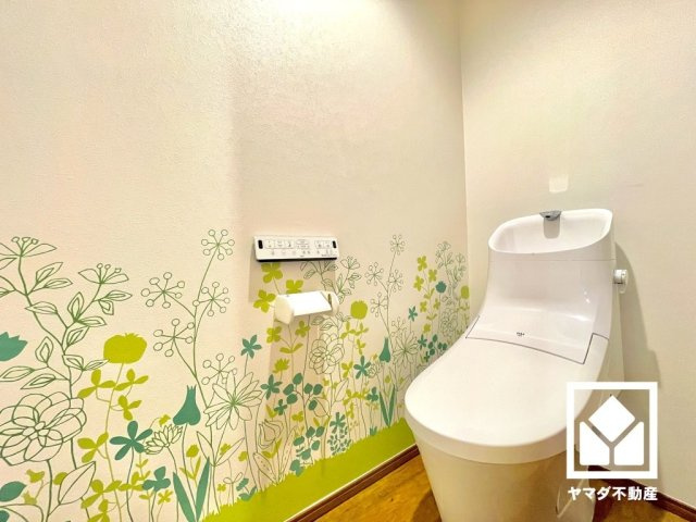 イスズハイツベル夙川公園のトイレ|明るく清潔感溢れるトイレです。温水洗浄便座付きで、季節を問わずいつでも温かい便座をお使いいただけます。