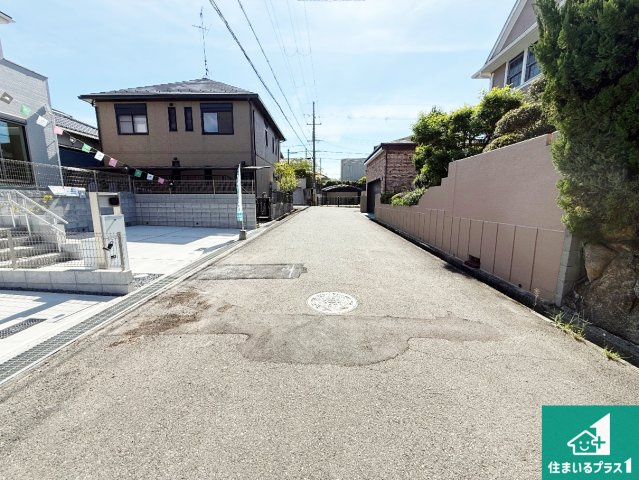 大阪狭山市西山台　第1期　新築一戸建ての前面道路含む現地写真|周辺は閑静な住宅街！前面道路広々で車の出し入れも便利です。駐車が苦手な方でも安心して車庫入れできます！