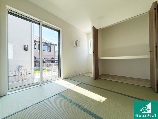 大阪狭山市西山台　第1期　新築一戸建ての和室|一室あると便利な和室は客間としてだけでなく、小さなお子様のプレイルームや食後のくつろぎスペースとしてもご利用いただけます。収納もついていますので大活躍間違いなし！