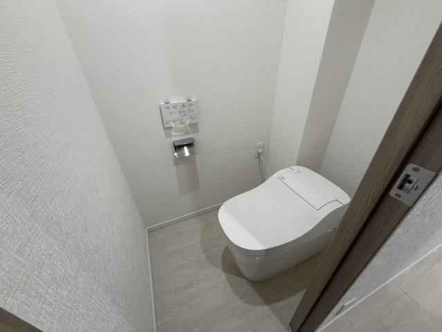 プライヴブルー東京のトイレ|温水洗浄機能付きトイレを新規交換。シンプルで洗練されたデザインに仕上げられており、清潔感のある快適な空間です。