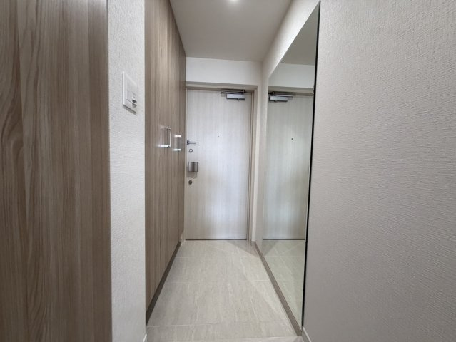 プライヴブルー東京の玄関|姿見付きミラーを設置しており、お出かけ前の身だしなみチェックにも便利です。収納力のあるシューズボックスを備え、玄関まわりを美しく保てます。