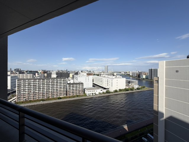 プライヴブルー東京の展望|5階部分につき眺望良好。豊洲エリアならではの開放感ある景色が広がり、都心にいながらも空の広さを感じられる住環境です。日々の暮らしに心地よい開放感をもたらします。