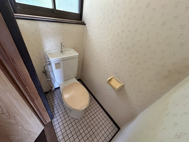 【トイレ】 | 米生町売家 | 窓付きのトイレで換気良好！明るく衛生的な空間です