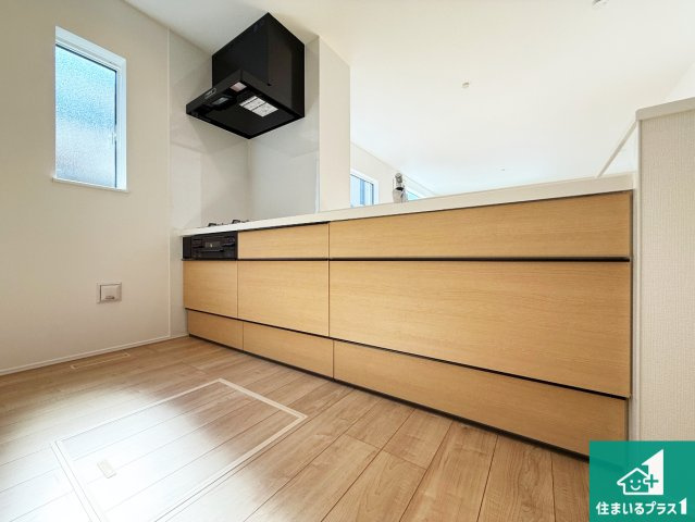 大阪狭山市西山台　第1期　新築一戸建てのキッチン|リビングと統一感があり、使い勝手のいいキッチン。広々としているので、二人並んで作業が出来ちゃいます。お子様と一緒に色々なお料理に挑戦できるスペースがあります。