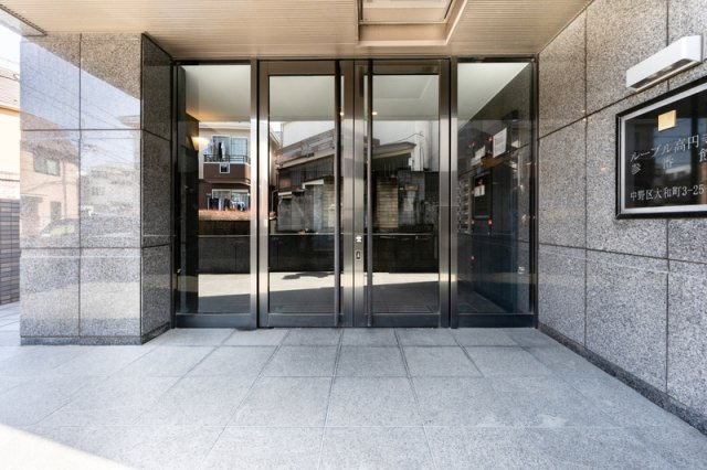 中野区大和町３丁目の賃貸マンションのエントランス