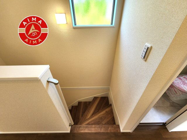 福岡市早良区梅林6丁目第6-2棟（1号棟）の内観：施工例|＜手すり付階段＞手すりがないと階段の昇り降りで危険なことはもちろん、壁に手をつきながら歩くことで壁紙が汚れやすくなります。すべての方に快適に昇り降りしていただくため、手すりを設置しました。