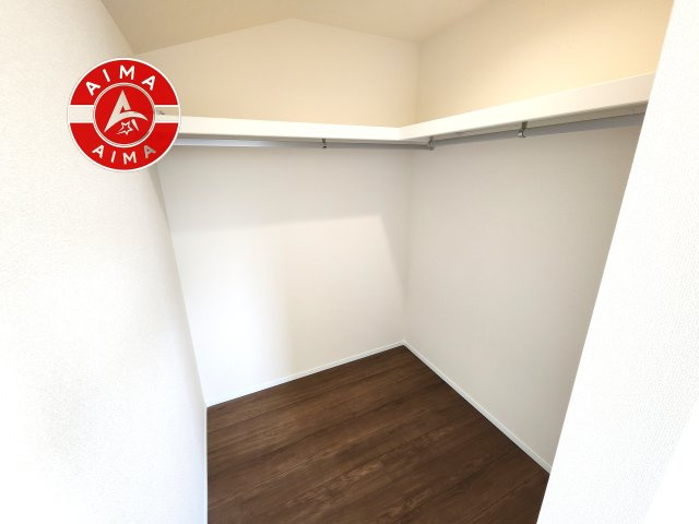 福岡市早良区梅林6丁目第6-2棟（1号棟）の内観：施工例|洋服や大きな荷物が多い方や人数の多いご家族などは、一般的なクローゼットよりもウォークインクローゼットのほうが使い勝手が良いです。