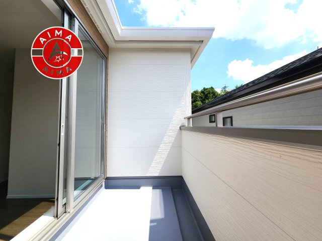 福岡市早良区梅林6丁目第6-2棟（1号棟）の内観：施工例|風をしっかりと感じられるバルコニーでは、毎日が洗濯日和です。広々としているので洗濯も楽しくなるでしょうし、気分転換にバルコニーからの眺めを楽しむのもいいでしょう。