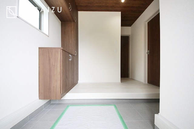 【玄関】 | 永く住むからこそシンプルで飽きのこないデザインに。ただいま、おかえりの温かな声が聞こえる玄関。