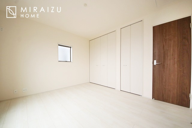 【寝室】 | 広さのある洋室は、ご夫婦様の寝室にぴったりですね。ご主人様の趣味のものや書斎などにも使用できるくらいの広さが嬉しいです。収納もばっちり完備してますのでお荷物が多いご家族様も安心してお暮しいただけます！
