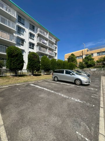 垂水高丸住宅4号棟の駐車場
