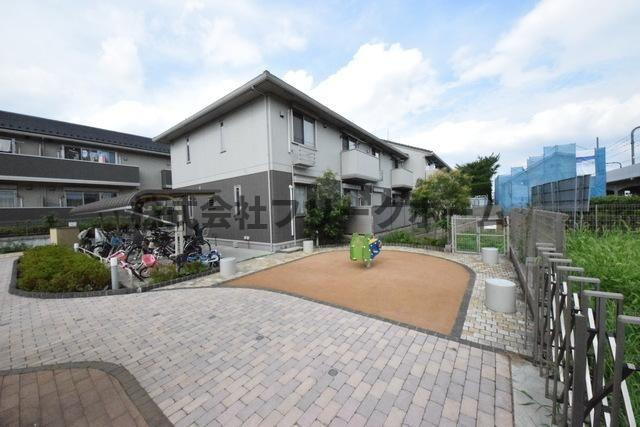 小金井市緑町１丁目のアパートのエントランス