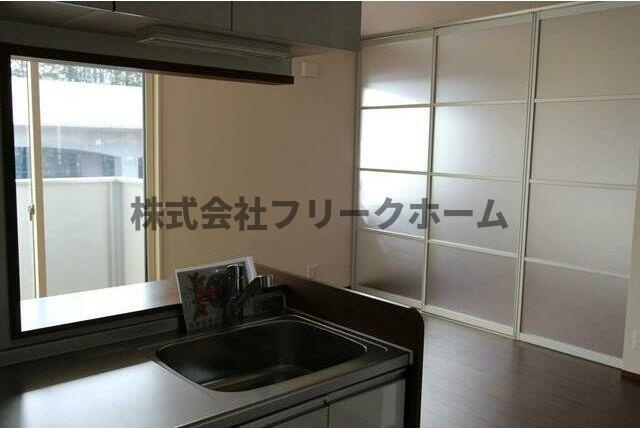小金井市緑町１丁目のアパートの居間・リビング