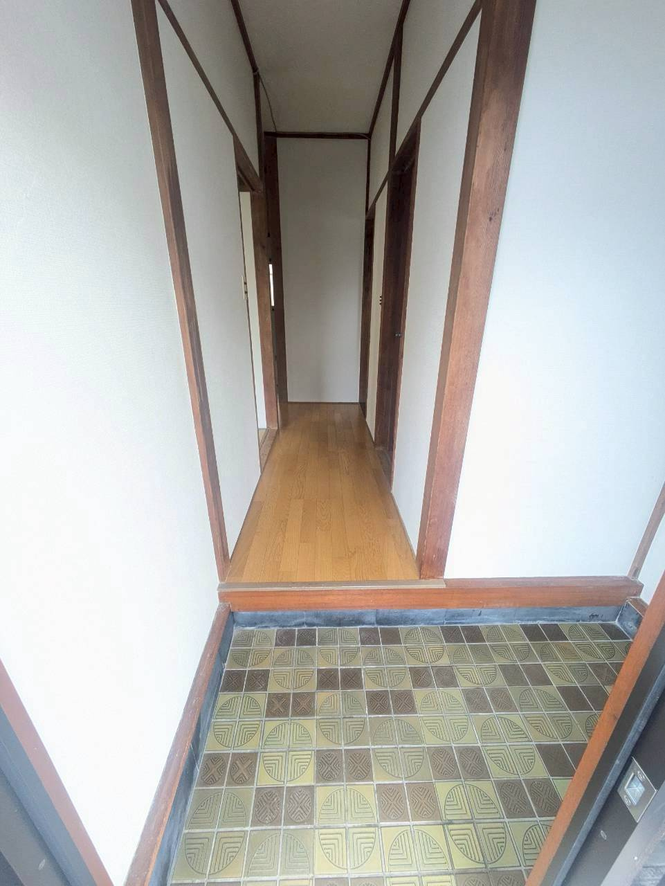野村貸家の玄関