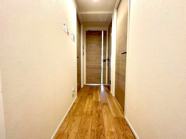 コージーコートたまプラーザの玄関|清潔感のある玄関は、住まいの第一印象を高める上品で落ち着いた空間に仕上がっています。