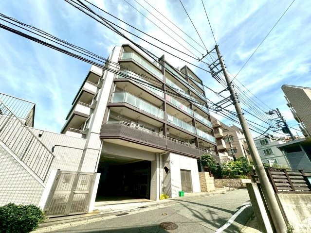 コージーコートたまプラーザの外観|コージーコートたまプラーザは、2006年9月竣工の6階建ての白を基調とした外観が明るい雰囲気で周りと調和したマンションとなっております。駐車場が専用使用権となっており100%完備されているのも便利。