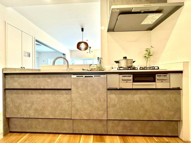 コージーコートたまプラーザのキッチン|作業スペースをゆとりある広さで確保したキッチンは、日々の調理を快適にサポートする機能的な設計です。
