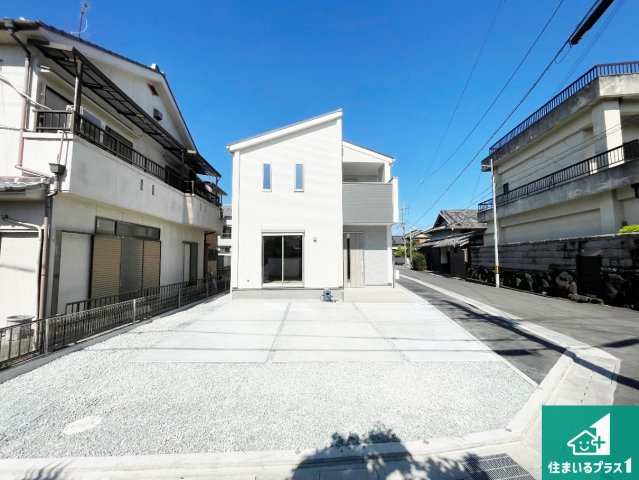 ◆堺市美原区平尾　第4期　新築一戸建ての前面道路含む現地写真|周辺は閑静な住宅街！前面道路広々で車の出し入れも便利です。駐車が苦手な方でも安心して車庫入れできます！