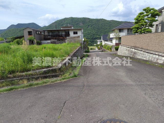 ６７０４３　岐阜市日野北４丁目土地の前面道路含む現地写真