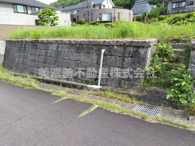 ６７０４３　岐阜市日野北４丁目土地の前面道路含む現地写真