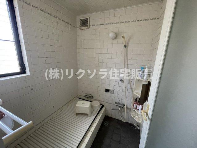 山之上西町　中古一戸建ての浴室|窓付き
■物件内覧・資金計画相談・住宅ローン相談、リフォーム相談、お問合せ受付中■
※当日・翌日のご内覧、ご相談はお電話でのお問合せがスムーズです！