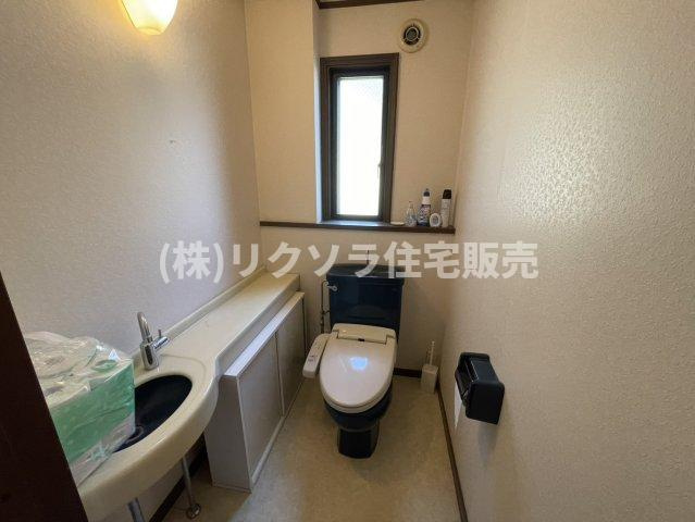 山之上西町　中古一戸建てのトイレ|手洗い・温水洗浄便座付き　1階
■物件内覧・資金計画相談・住宅ローン相談、リフォーム相談、お問合せ受付中■
※当日・翌日のご内覧、ご相談はお電話でのお問合せがスムーズです！