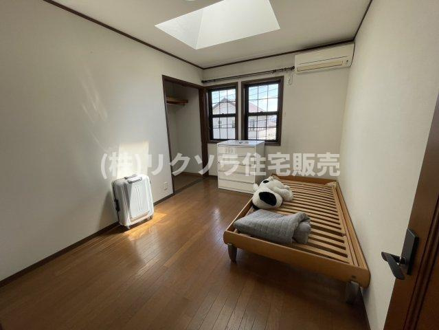山之上西町　中古一戸建ての洋室|洋室6.0帖　天窓付き
■物件内覧・資金計画相談・住宅ローン相談、リフォーム相談、お問合せ受付中■
※当日・翌日のご内覧、ご相談はお電話でのお問合せがスムーズです！