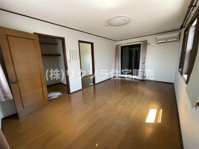 山之上西町　中古一戸建ての内装|洋室10.5帖
■物件内覧・資金計画相談・住宅ローン相談、リフォーム相談、お問合せ受付中■
※当日・翌日のご内覧、ご相談はお電話でのお問合せがスムーズです！