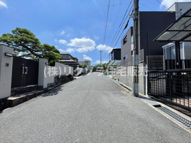 山之上西町　中古一戸建ての前面道路含む現地写真|■物件内覧・資金計画相談・住宅ローン相談、リフォーム相談、お問合せ受付中■
※当日・翌日のご内覧、ご相談はお電話でのお問合せがスムーズです！