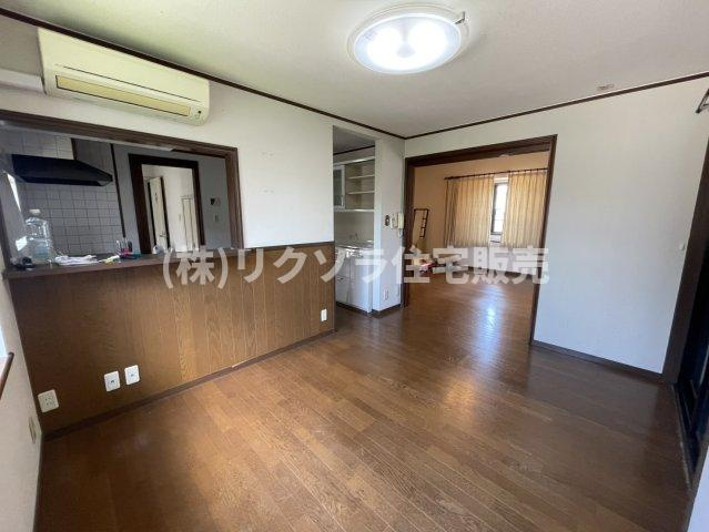 山之上西町　中古一戸建ての居間・リビング|LDK22.0帖
■物件内覧・資金計画相談・住宅ローン相談、リフォーム相談、お問合せ受付中■
※当日・翌日のご内覧、ご相談はお電話でのお問合せがスムーズです！
