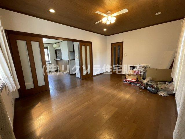 山之上西町　中古一戸建ての居間・リビング|LDK22.0帖
■物件内覧・資金計画相談・住宅ローン相談、リフォーム相談、お問合せ受付中■
※当日・翌日のご内覧、ご相談はお電話でのお問合せがスムーズです！