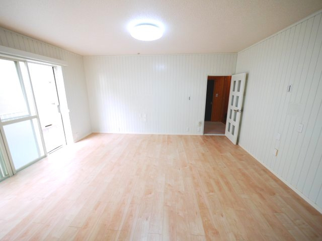 八街市文違　中古戸建の居間・リビング|内外装リフォーム済み令和8年5月 軽自動車は2台可能 スーパーイオン徒歩約12分　閑静な立地