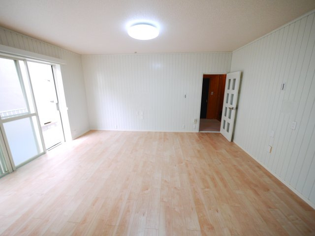 八街市文違　中古戸建の居間・リビング|内外装リフォーム済み令和8年5月 軽自動車は2台可能 スーパーイオン徒歩約12分　閑静な立地