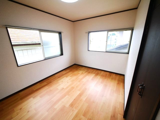 八街市文違　中古戸建の洋室|内外装リフォーム済み令和8年5月 軽自動車は2台可能 スーパーイオン徒歩約12分　閑静な立地