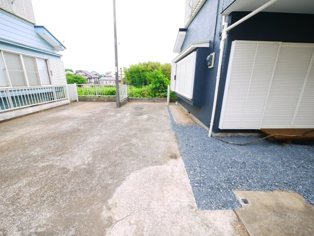 八街市文違　中古戸建の駐車場|内外装リフォーム済み令和8年5月 軽自動車は2台可能 スーパーイオン徒歩約12分　閑静な立地
