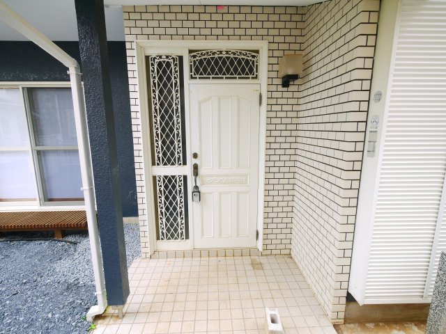八街市文違　中古戸建の玄関|内外装リフォーム済み令和8年5月 軽自動車は2台可能 スーパーイオン徒歩約12分　閑静な立地