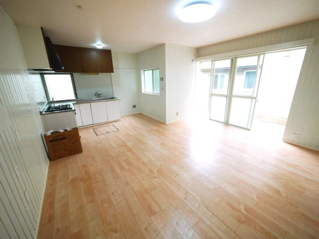 八街市文違　中古戸建の居間・リビング|内外装リフォーム済み令和8年5月 軽自動車は2台可能 スーパーイオン徒歩約12分　閑静な立地