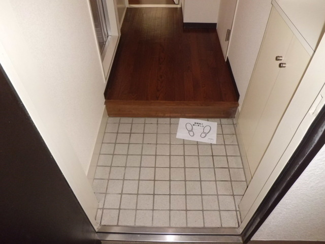 ジュネス本山の玄関