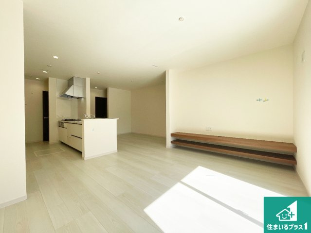 堺市美原区平尾　第4期　新築一戸建ての居間・リビング|シンプルなリビングは、観葉植物等のインテリアを楽しめますね！パパ好みにも、ママ好みにも家具次第で雰囲気を変えることができます！