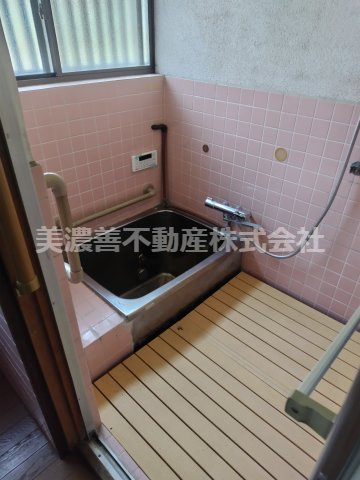 ６７０４５　羽島市竹鼻町狐穴中古戸建ての浴室