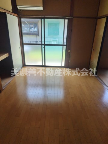 ６７０４５　羽島市竹鼻町狐穴中古戸建ての洋室