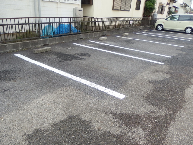 メゾネット上原の駐車場