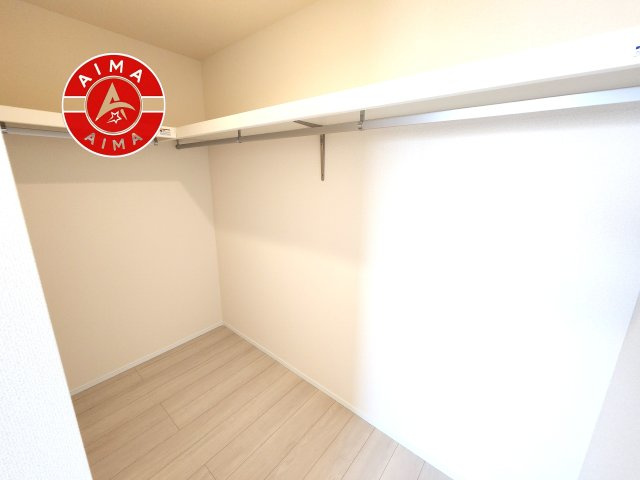 大野城市南ケ丘3丁目第1-2棟（1号棟）の収納|洋服や大きな荷物が多い方や人数の多いご家族などは、一般的なクローゼットよりもウォークインクローゼットのほうが使い勝手が良いです。