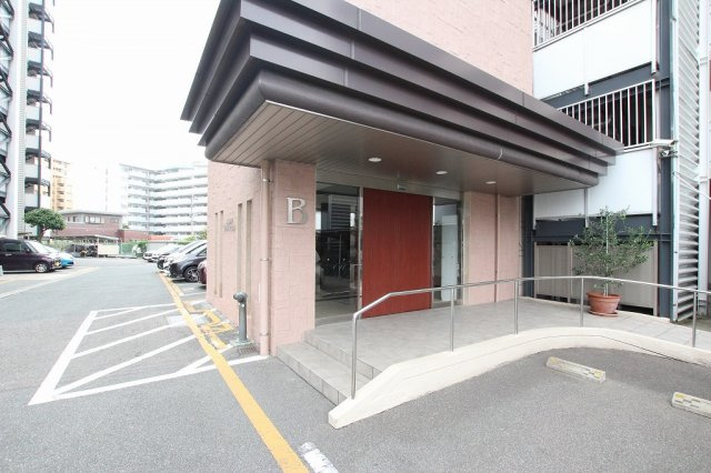 日商岩井リバーサイドマンションB棟のエントランス