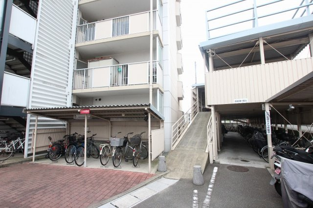 日商岩井リバーサイドマンションB棟の駐輪場