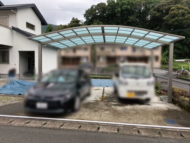 「LDK22帖の大空間」土佐市蓮池　中古一戸建ての駐車場|雨や日差しから愛車を守るカーポート付。