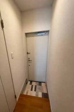 横浜市泉区下飯田町のアパートの玄関